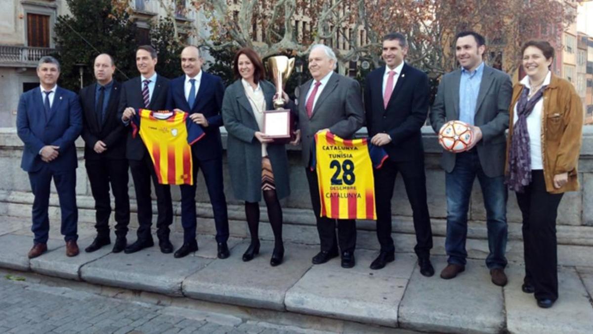 Los asistentes al acto de presentación con la camiseta que vestirá la selección catalana
