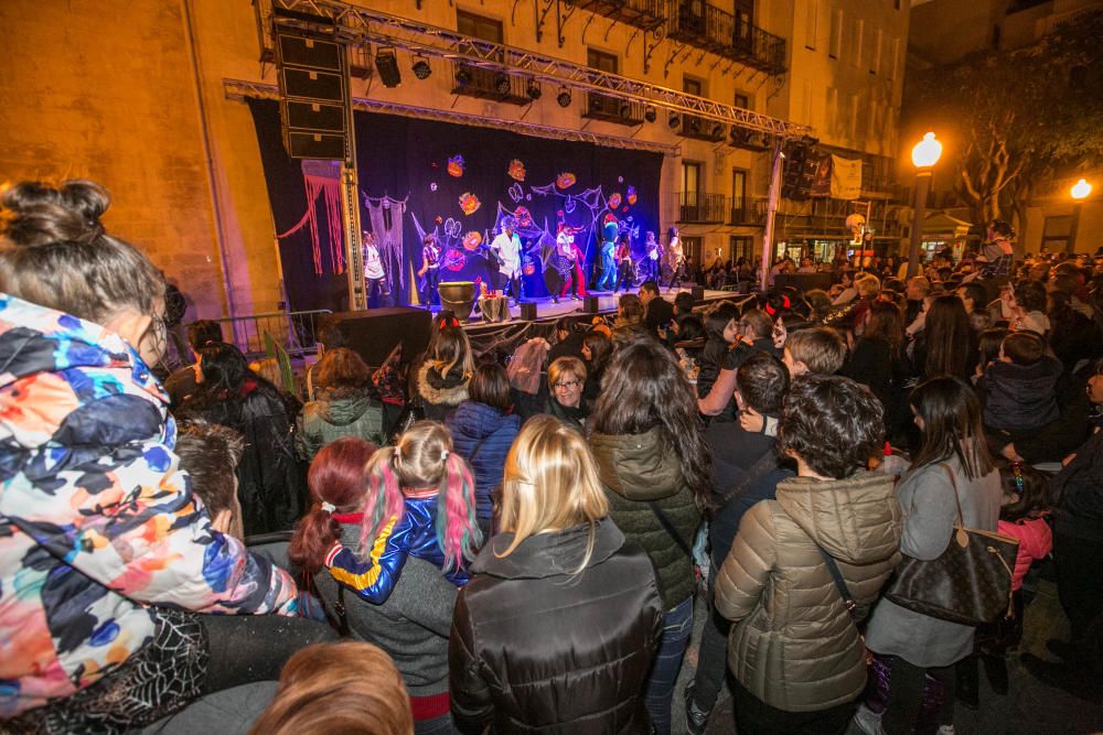 El dispositivo de seguridad surte efecto y evita una «batalla» de harina, espuma y aerosoles entre los jóvenes que celebran la Noche de los Muertos