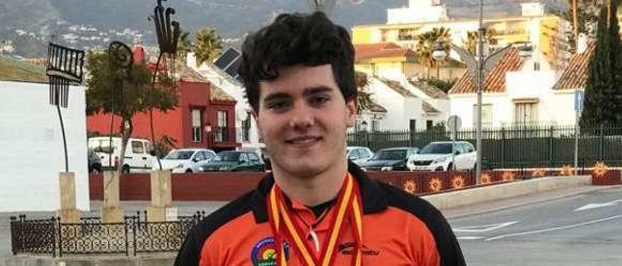 Kevin Arias, con las dos medallas logradas en el Nacional, en Málaga.