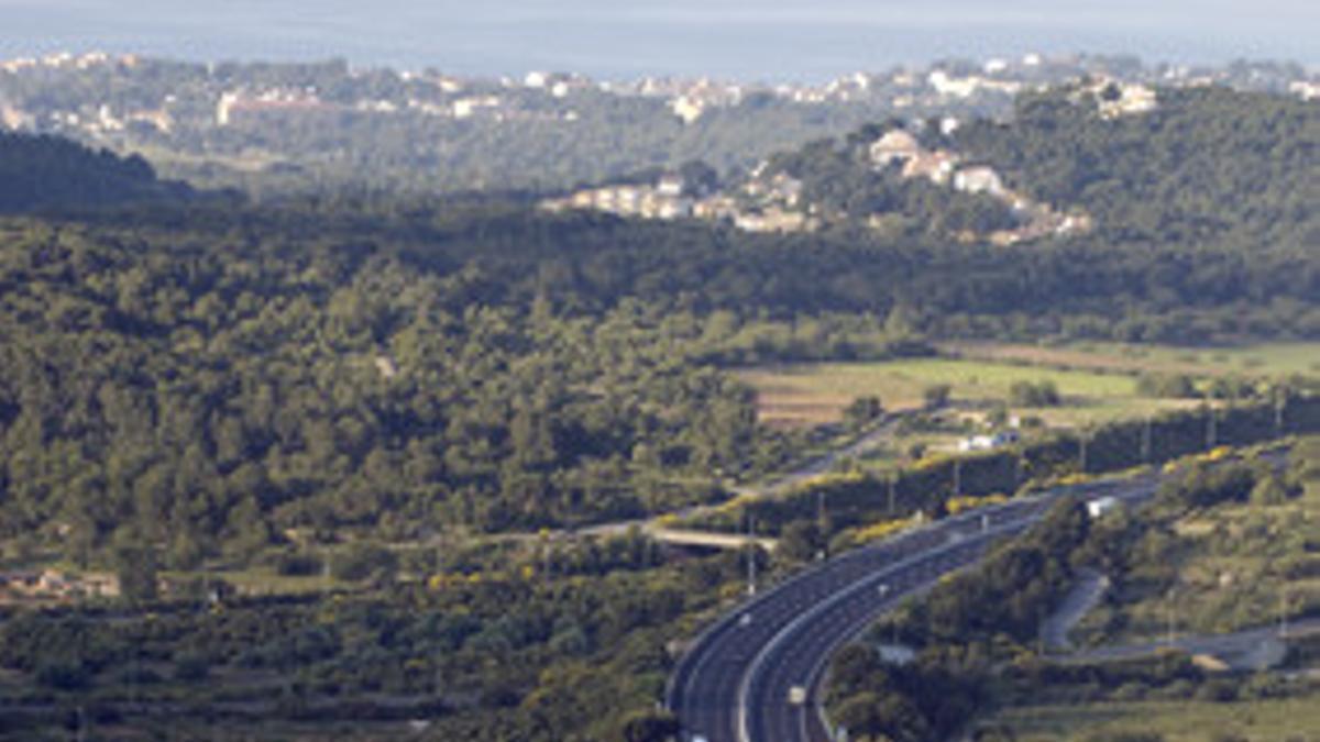 Vista aérea de la autopista AP-7 a la altura del peaje de El Vendrell.