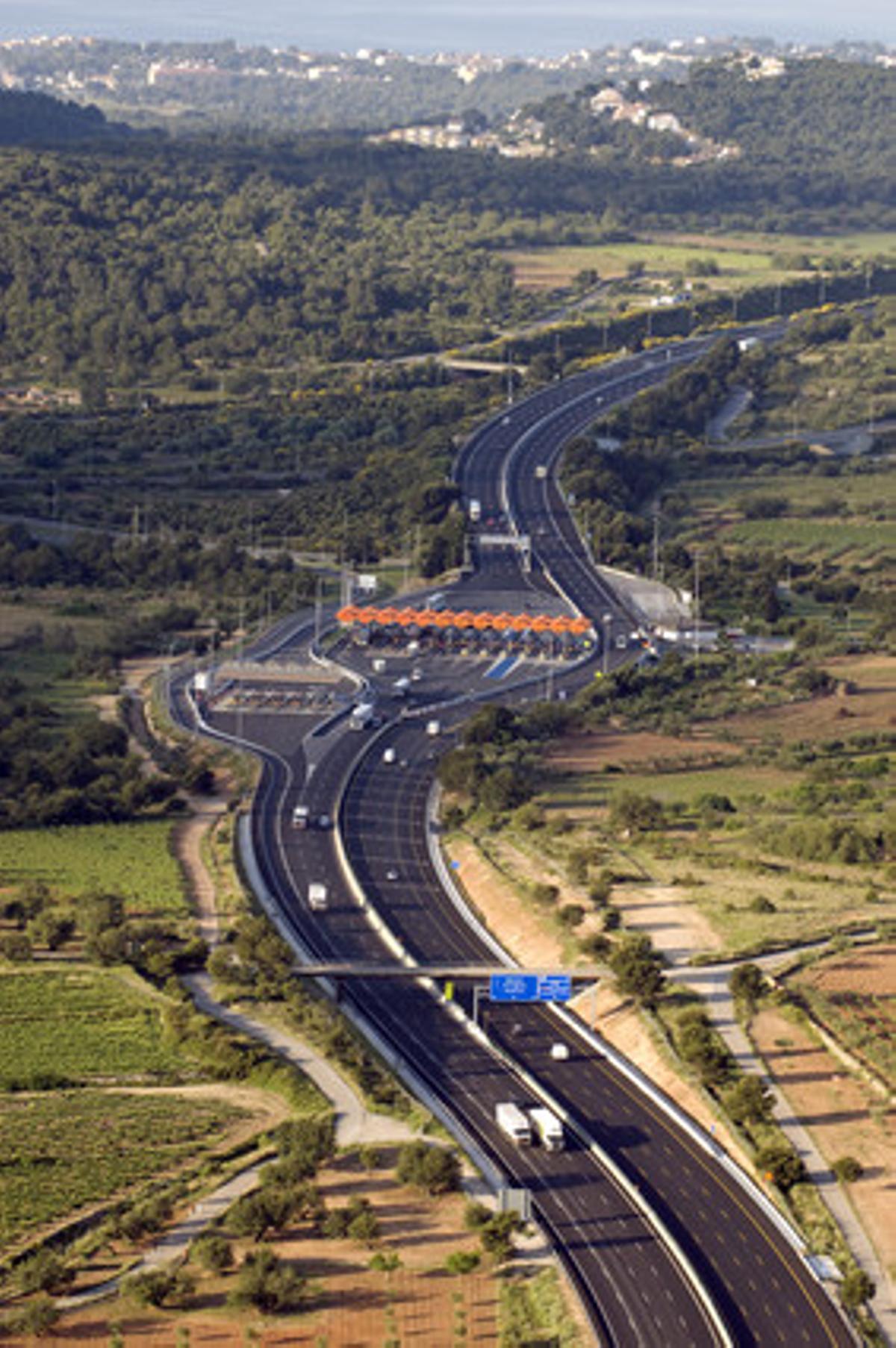Vista aèria de l’autopista AP-7 a l’altura del peatge del Vendrell. Vista aèria de l’autopista AP-7 a l’altura del peatge del Vendrell.