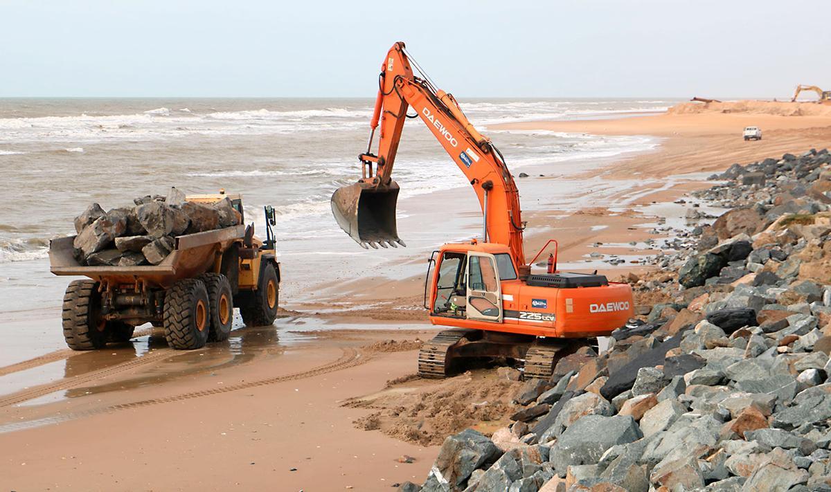 Obras de urgencia en el paseo marítimo de Matalascañas.