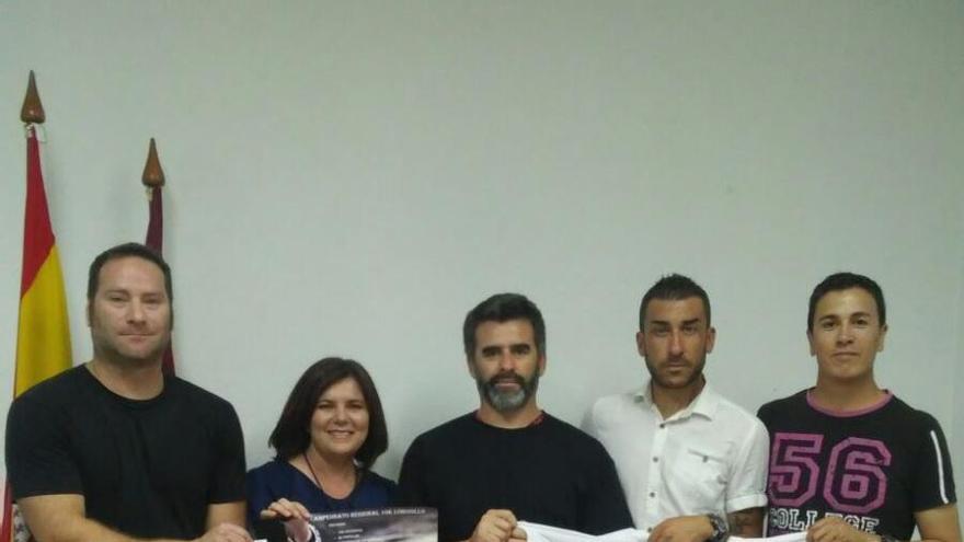 Los organizadores con la alcaldesa pedánea, Carmen Conesa.