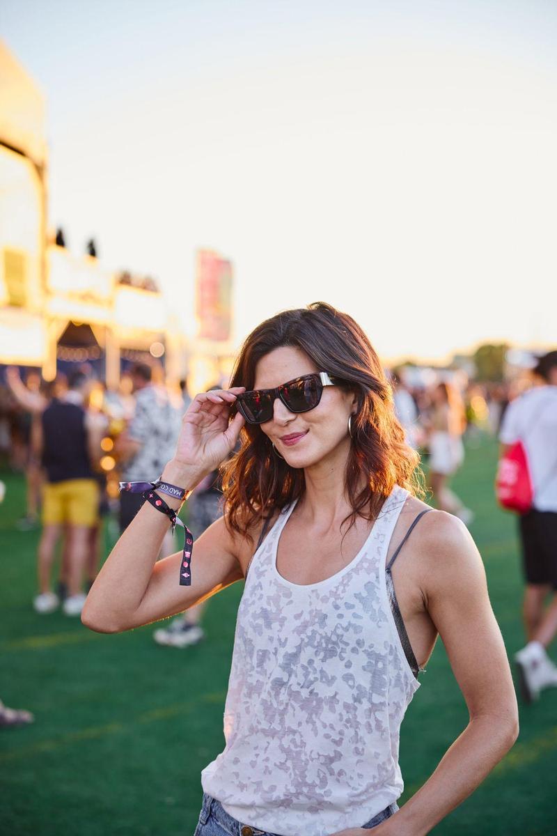 Clara Lago en el Mad Cool con gafas Polaroid