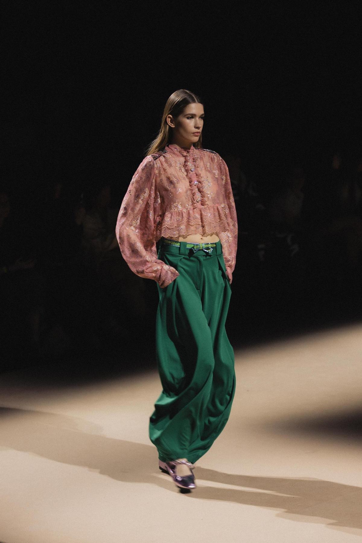 Custo Barcelona trabaja el color y la mezcla como eje de la colección, alejándose de lo previsible.