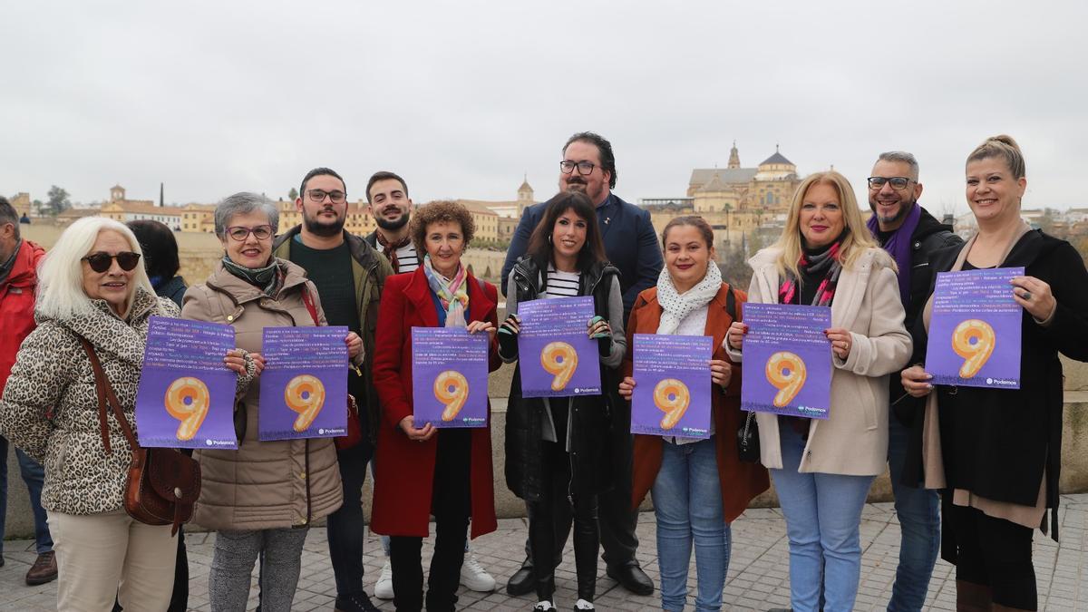 Martina Velarde y miembros de Podemos posan frente a la Mezquita-Catedral de Córdoba para celebrar el noveno aniversario de la formación política.