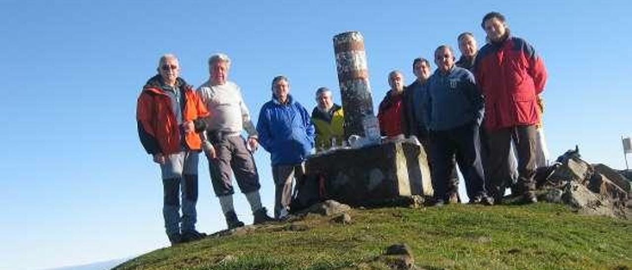 Un grupo de senderistas, en el pico Polio.