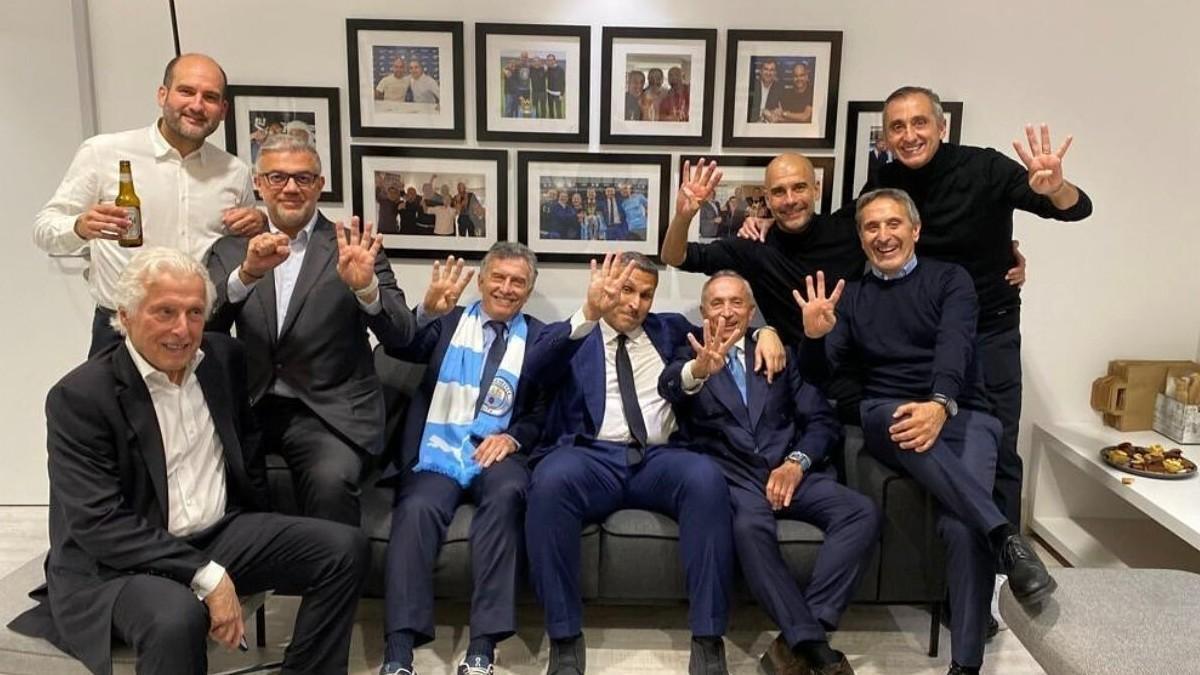 Pep Guardiola celebra la victoria junto a su círculo cercano