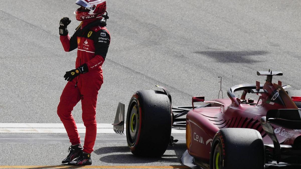 Leclerc celebra la «pole position» un cop acabada la sessió de qualificació. | ENRIC FONTCUBERTA/EFE