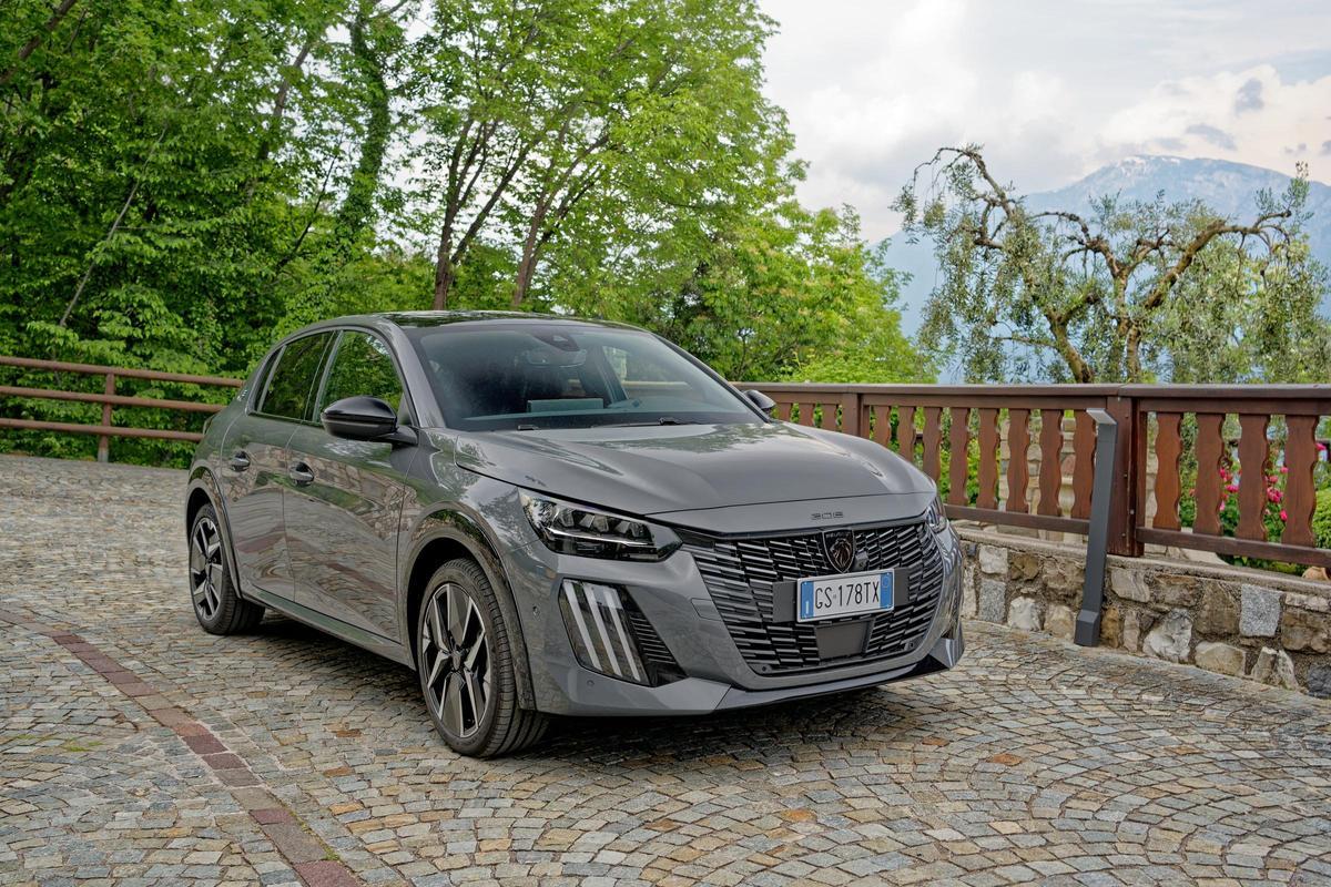 Joven, moderna y con vocación deportiva, la gama del Peugeot 208 ofrece una atractiva oferta de motorizaciones gasolina, híbridas y 100% eléctricas