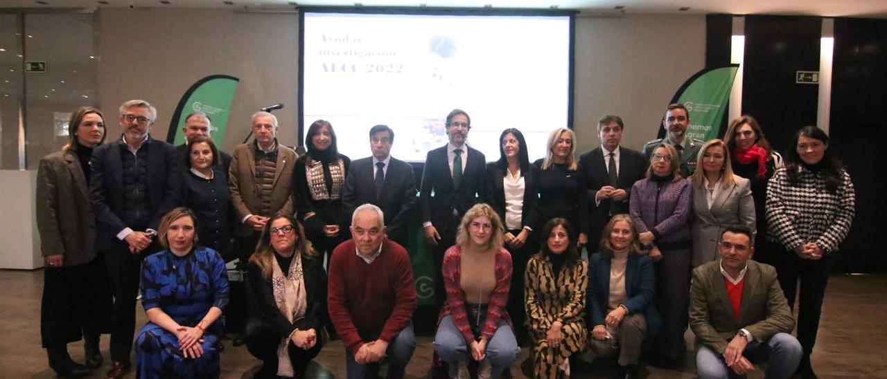 Representantes de la AECC de Córdoba, investigadores y otras autoridades, en el acto organizado por la asociación para entregar ayudas de investigación.