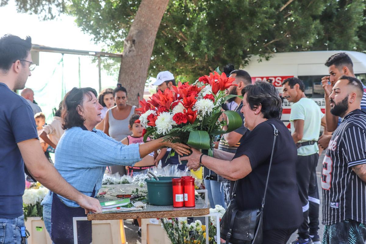 Flores para honrar a los difuntos en el cementerio de Orihuela Flores para honrar a los difuntos en el cementerio de Orihuela