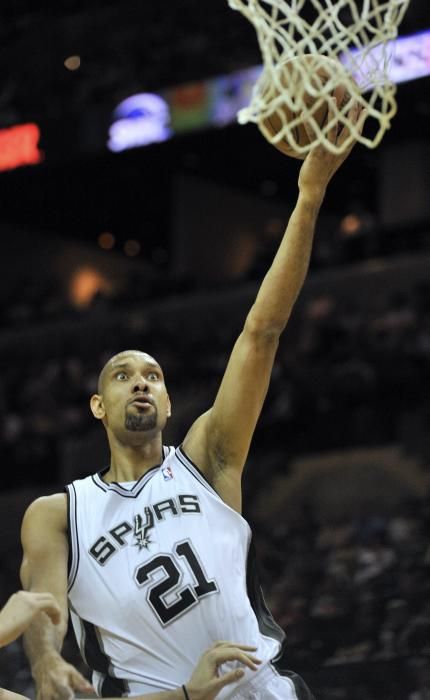 Tim Duncan, jugador de baloncesto de San Antonio Spurs, ha anunciado su retirada a través de la página web oficial de su equipo de la NBA, al que abandona tras 19 temporadas.