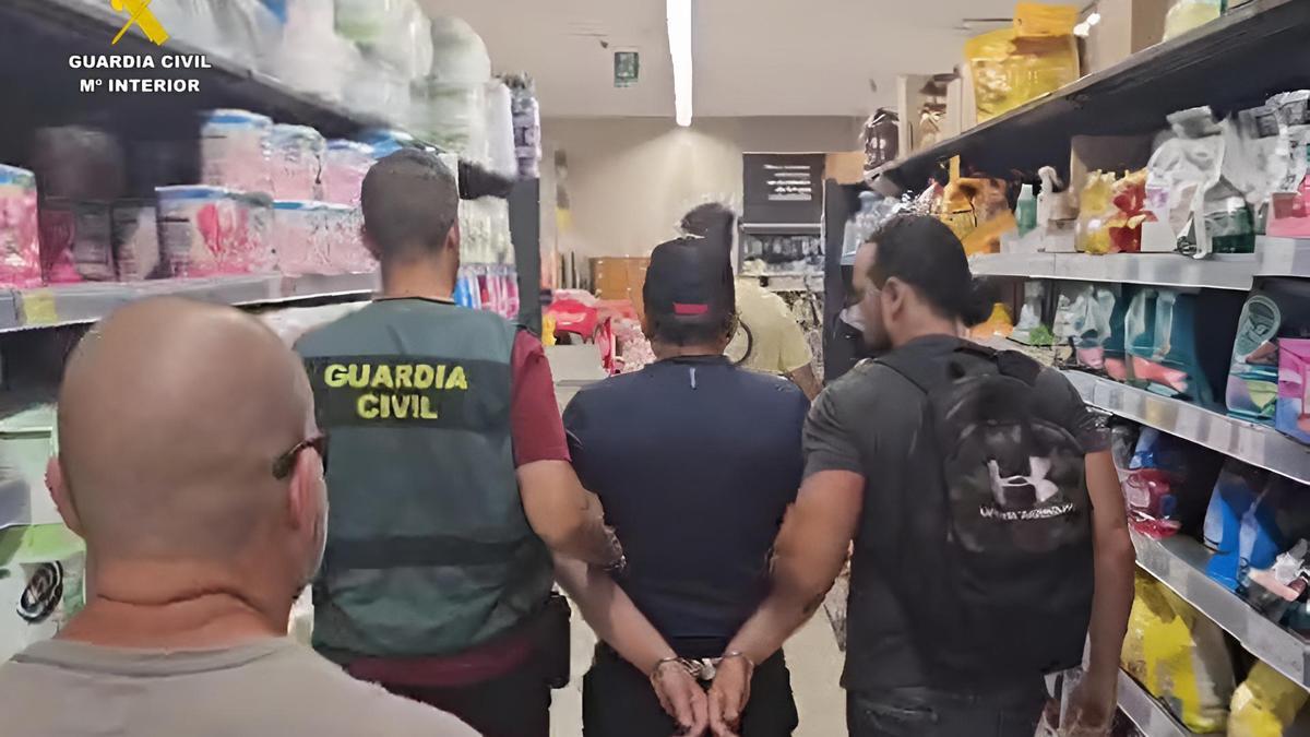 Momento de la detención en un supermercado de Torrevieja