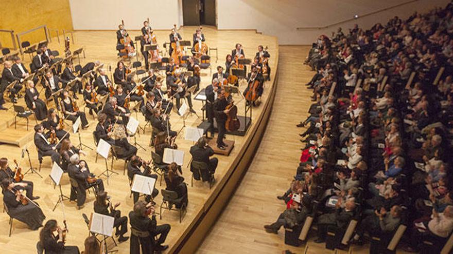 Imagen general del Auditorio de la Diputación con un público que llenó el aforo para oir el concierto a cargo del Orquesta Nacional de Bélgica