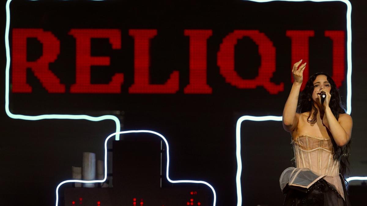 Rosalía durante su actuación en Los40 Music Awards en el Roig Arena.