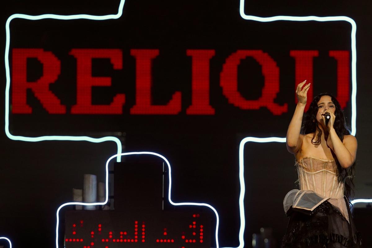 Rosalía durante su actuación en Los40 Music Awards en el Roig Arena.