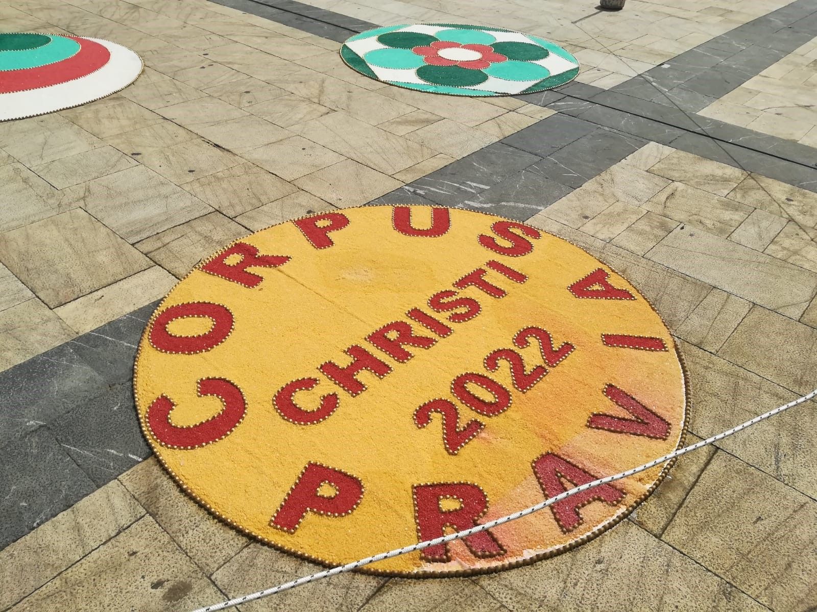 Pravia disfruta el Corpus y se llena de color con las alfombras ornamentales