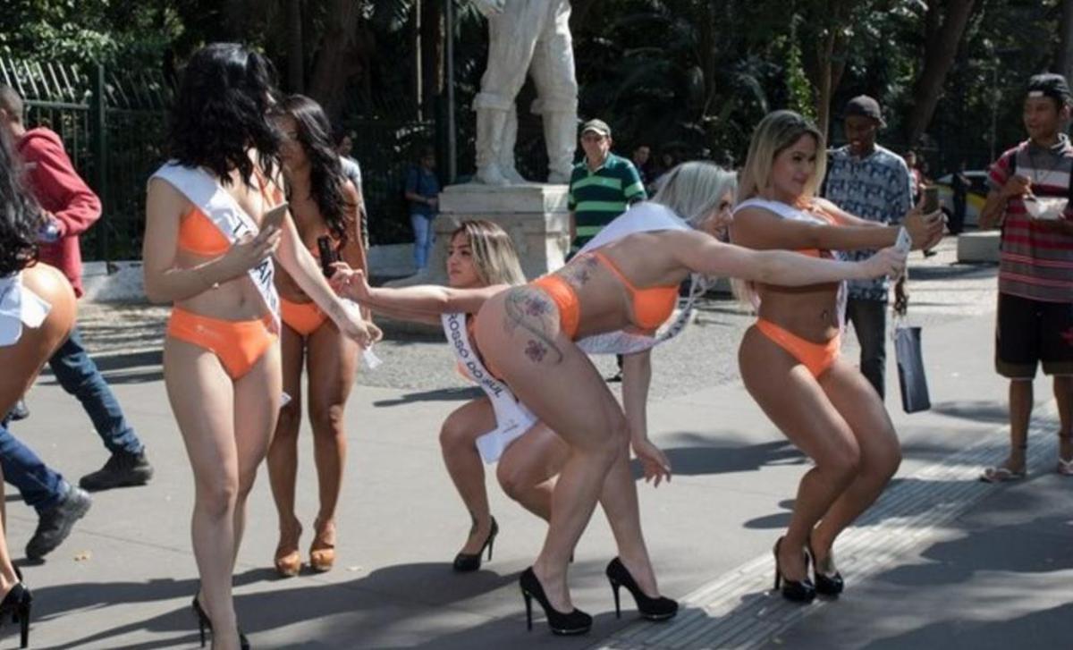 Las Miss Bumbum, a la caza de Pokémon