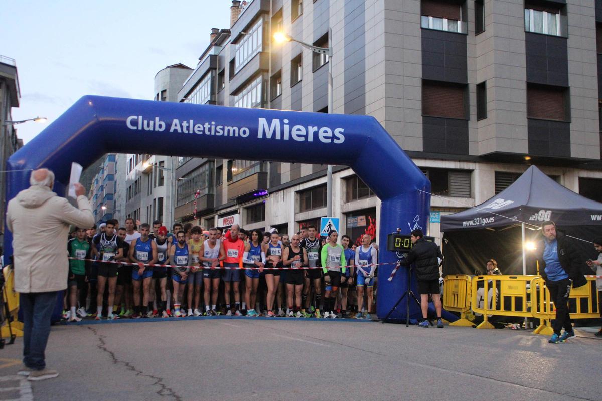 Todas las imágenes de la "San Silvestre" de Mieres: desde los más pequeños hasta los mayores, y con el "Grinch" siempre atento