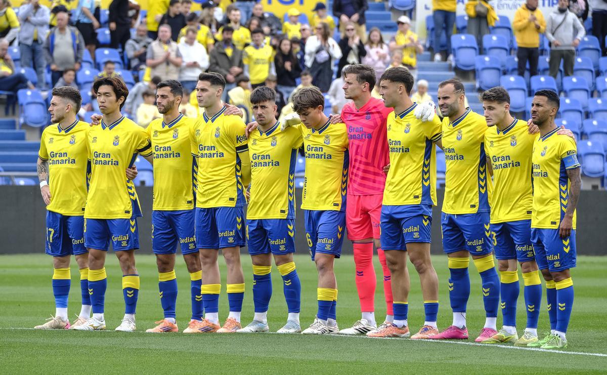 Formación inicial de la UD ante el Ceuta, con la presencia de cinco cañoneros