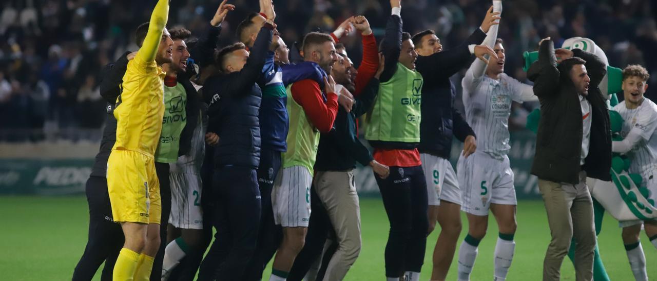 Los jugadores del Córdoba CF celebran la victoria ante el Pontevedra en El Arcángel, este miércoles.