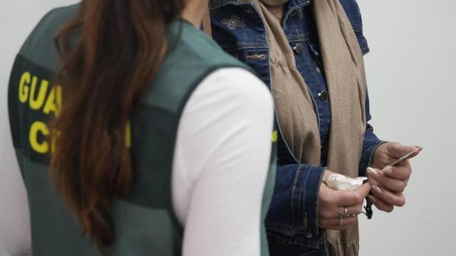 Equipo de Emume de la Guardia Civil atiende a una mujer víctima de violencia de género.