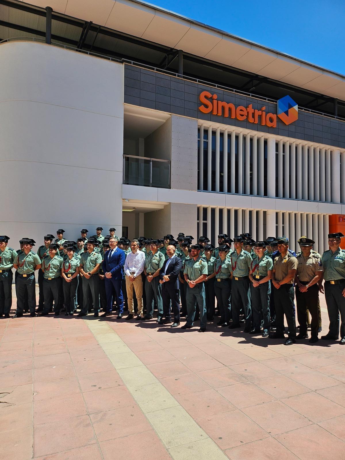 Foto de familia tras la visita oficial.