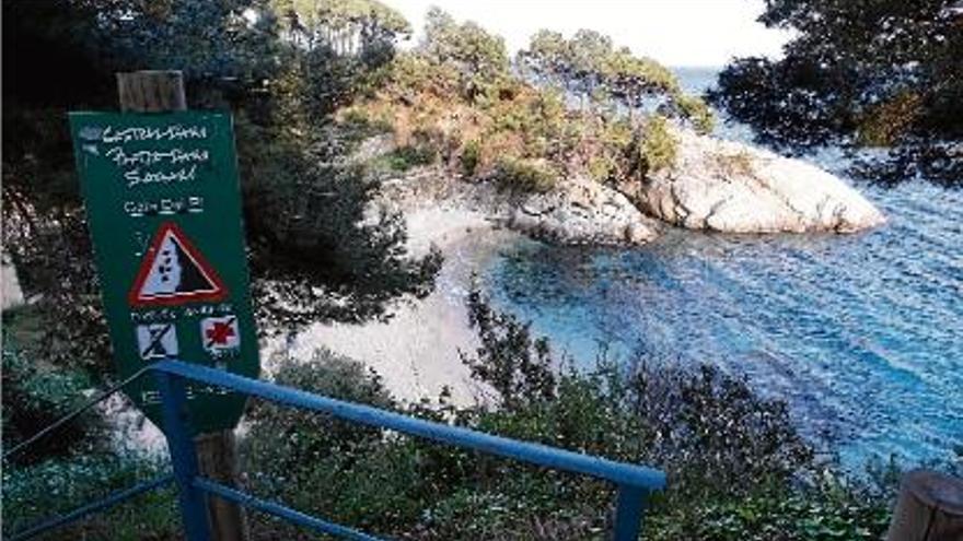 Un senyal alerta d&#039;esllavissades en un tram del camí de ronda de Platja d&#039;Aro, en una imatge d&#039;arixu.