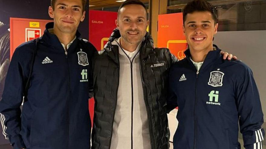 Por la izquierda, Gragera, Pablo García Cuervo, jefe de prensa de la selección española, y Gaspar. | A. M.