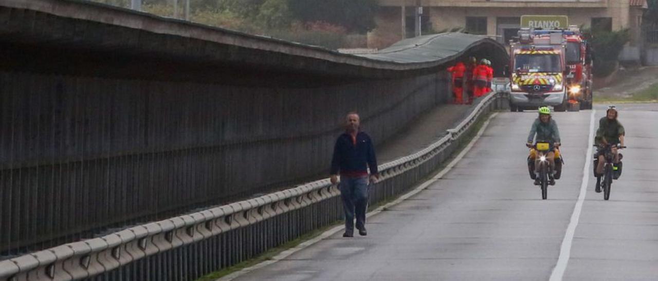 El puente de Catoira, cerrado al tráfico el pasado domingo.  | I.ABELLA