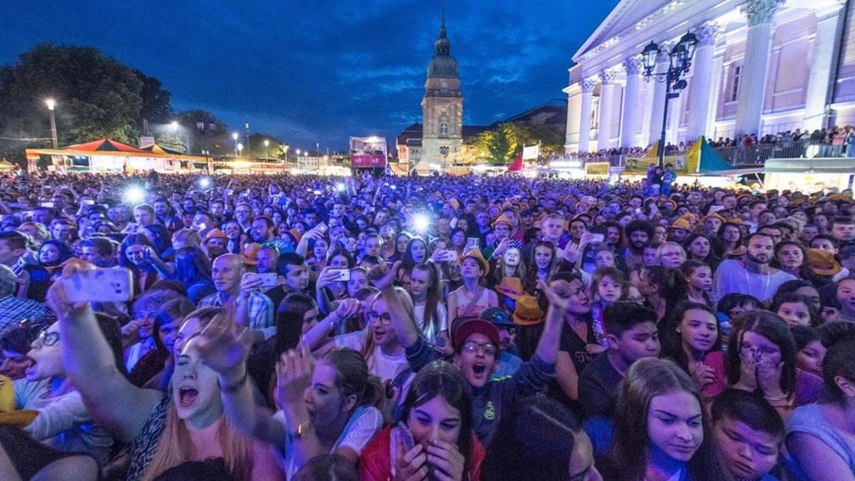 Una multitud de jóvenes participan en el festival de música al aire libre de Darmstadt, el 26 de mayo.