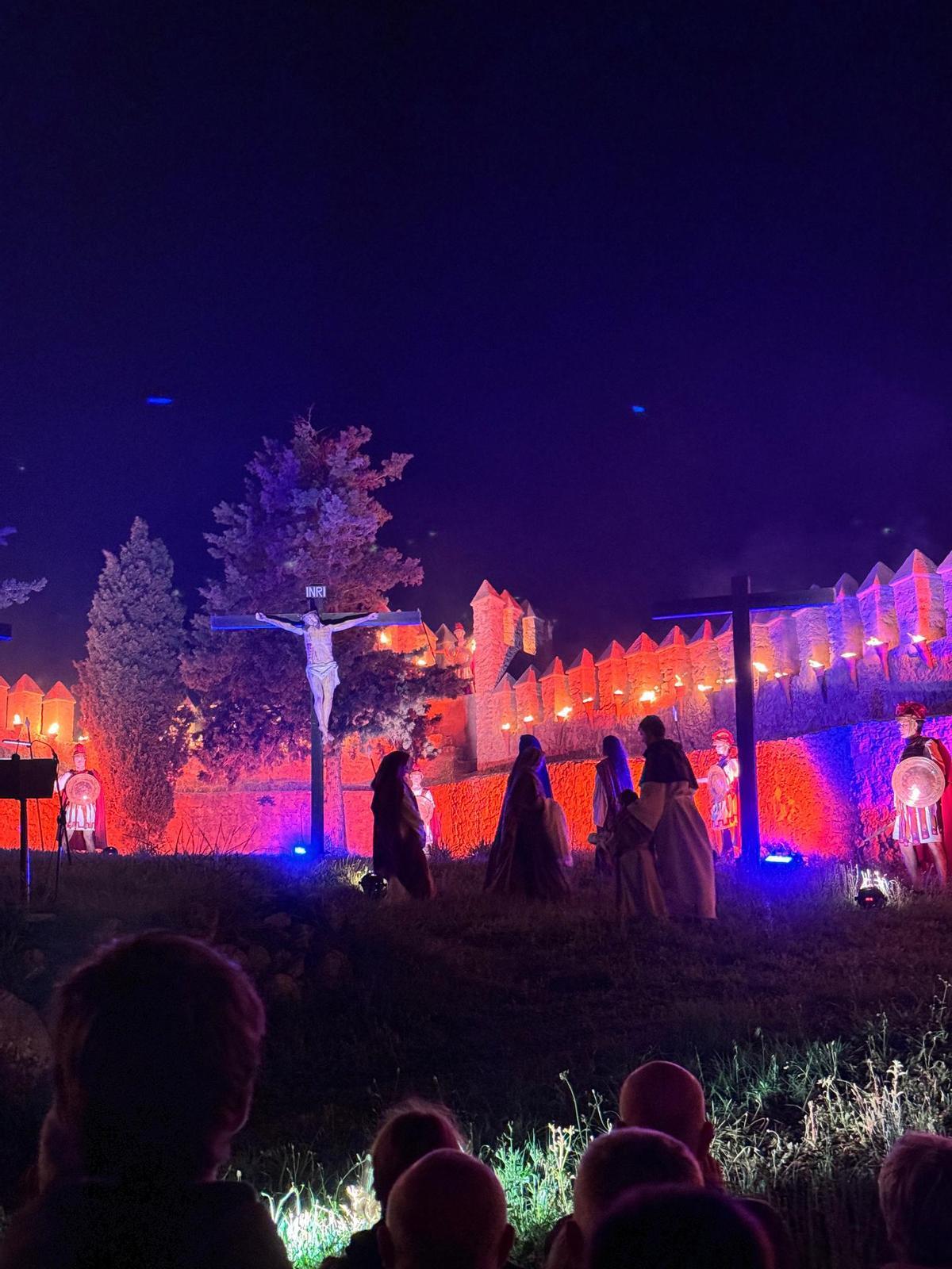 Beeindruckende Kulisse auch am Karfreitag bei der Kreuzigung vor den Mauern von Sant Salvador