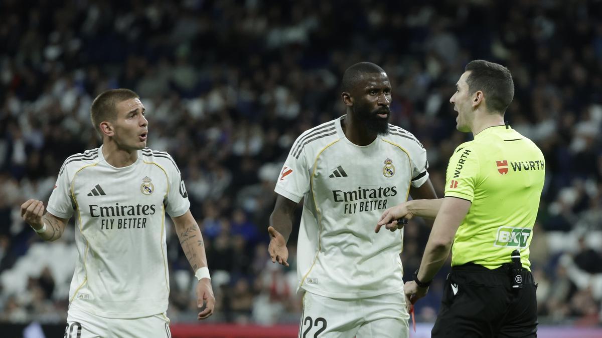 Antonio Rüdiger y Franco Mastantuono discuten con el árbitro durante el partido del Real Madrid frente al Getafe
