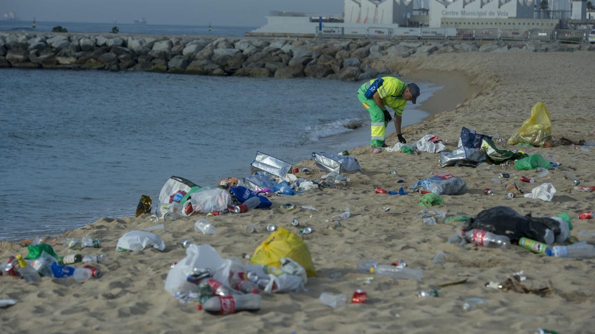 Desalojo y  limpieza de la playa de Nova Icaria tras la verbena de Sant Joan