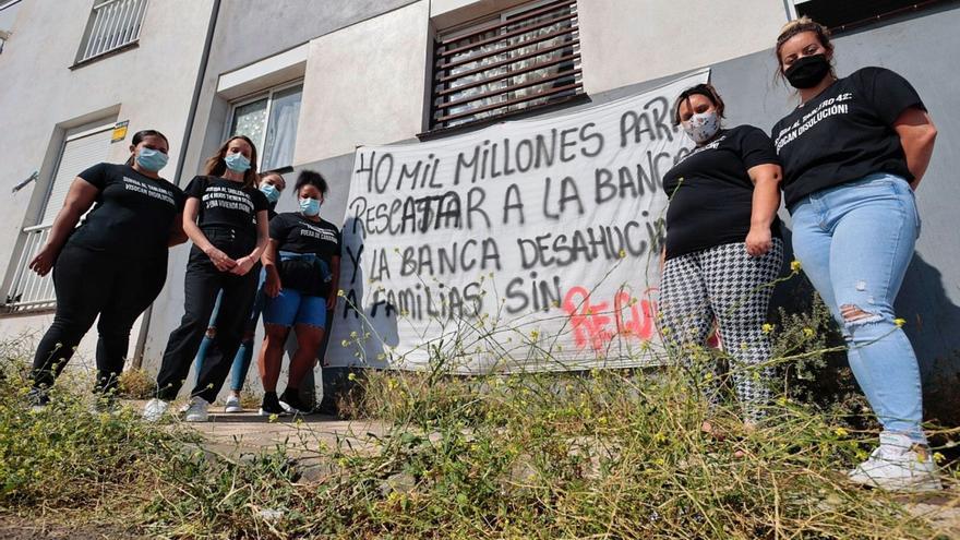 Algunas de las familias que viven en el número 42 de la subida de El Tablero.