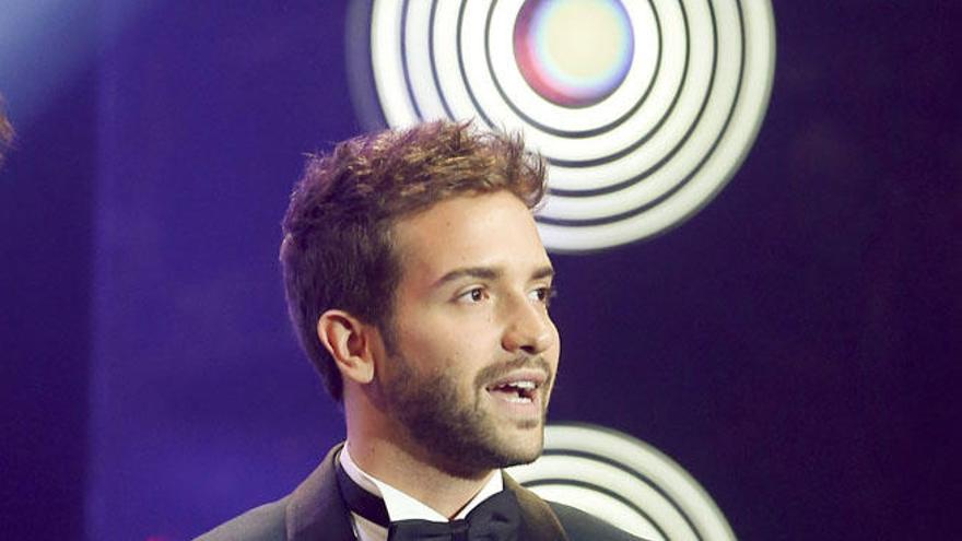 El cantante Pablo Alborán recoge el premio a Mejor Canción Original por &#039;Palmeras en la nieve&#039;.