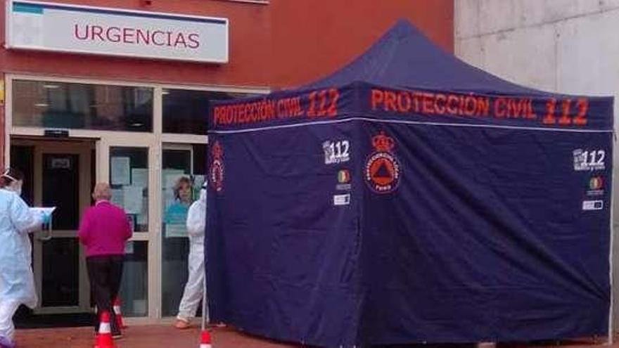 Puesto de Protección Civil instalado en el acceso a Urgencias.