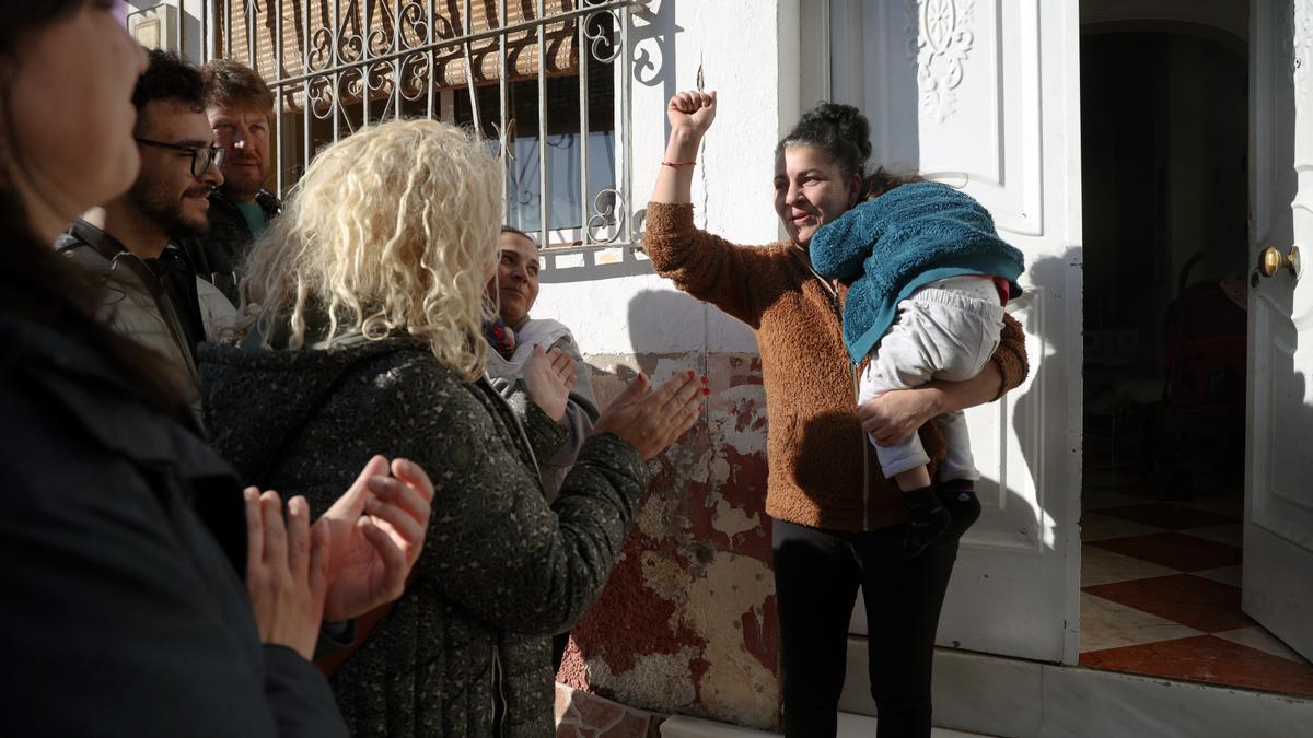 Cristina celebra que se aplace su desahucio en Carlinda