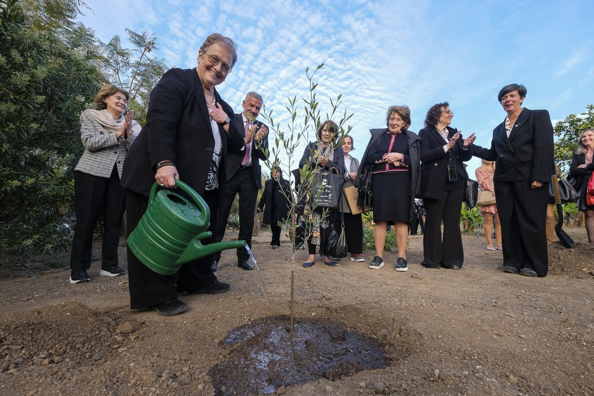 Plantación de 11 árboles por las 11 Doctoras 'Honoris Causa' de la ULPGC