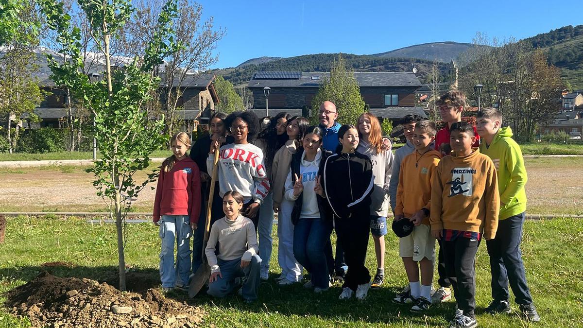 La primera promoció que ha plantat un arbre al parc de Sant Guillem