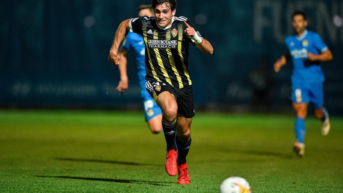 Azón corre a por un balón en el choque ante el Fuenlabrada.