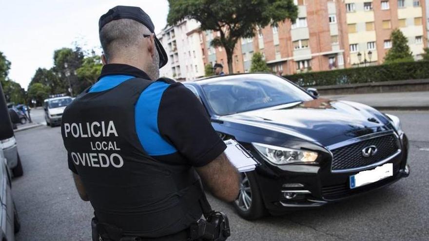 Policía Local de Oviedo actuando.