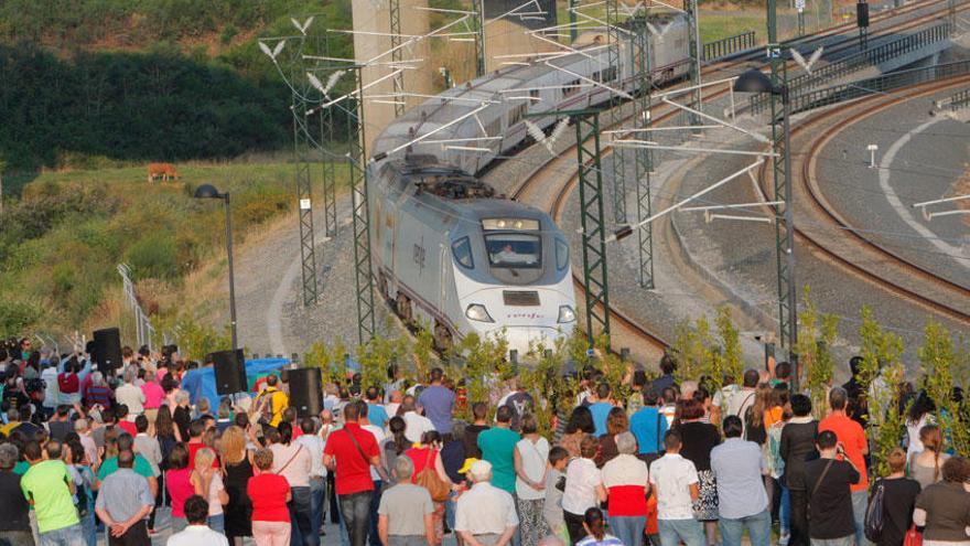 Víctimas y familias de los fallecidos en el primer aniversario del accidente del tren Alvia en Angrois.