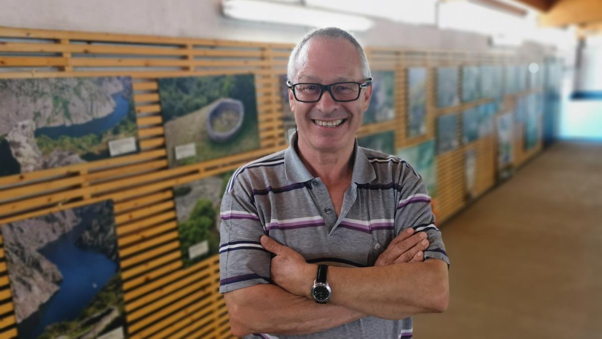 Xosé Torres, presidente de la Asociación Galega de Apicultura en la exposición de Bueu. 