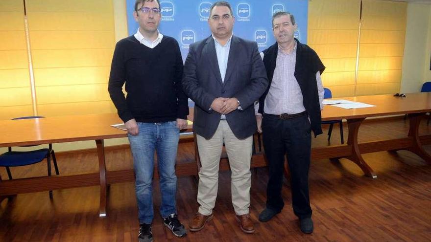 Luis Aragunde, en el centro junto a otros miembros del PP de la localidad. // Noé Parga