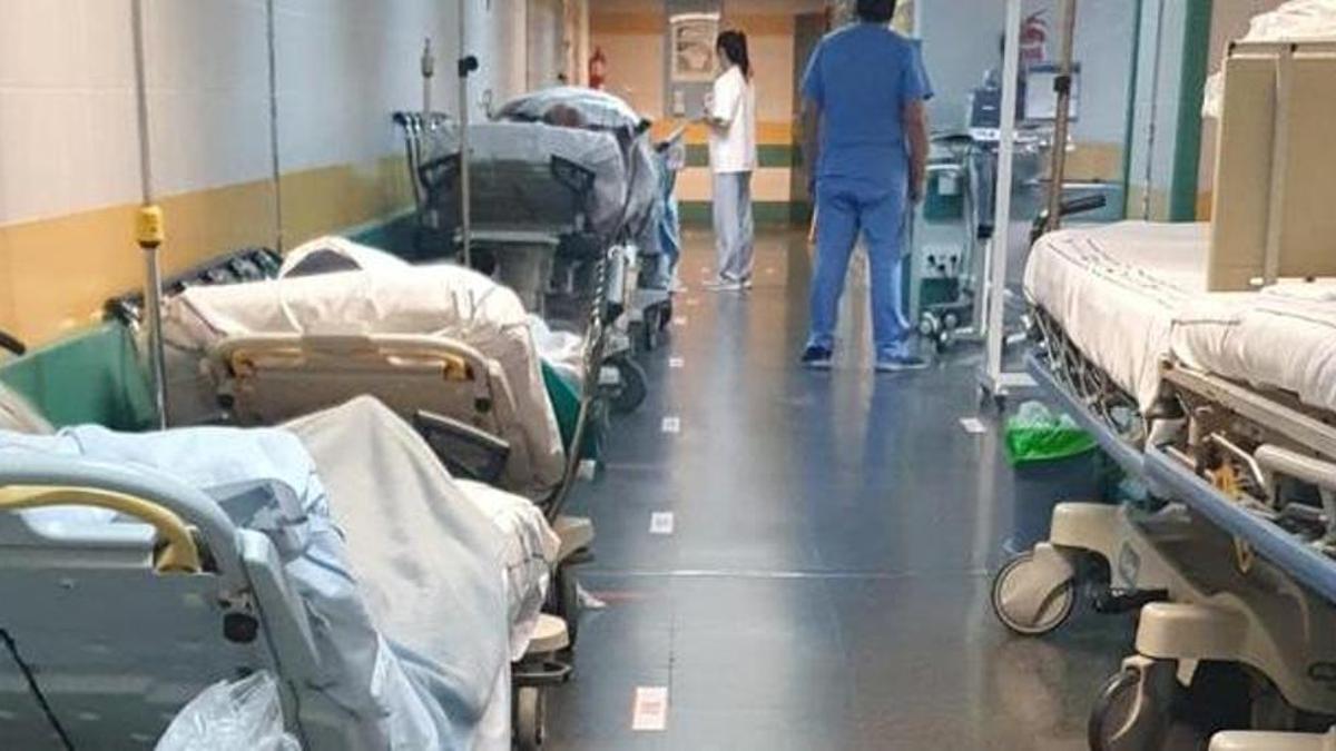 Pacientes en un pasillo de Urgencias del Hospital Insular, en una imagen de archivo