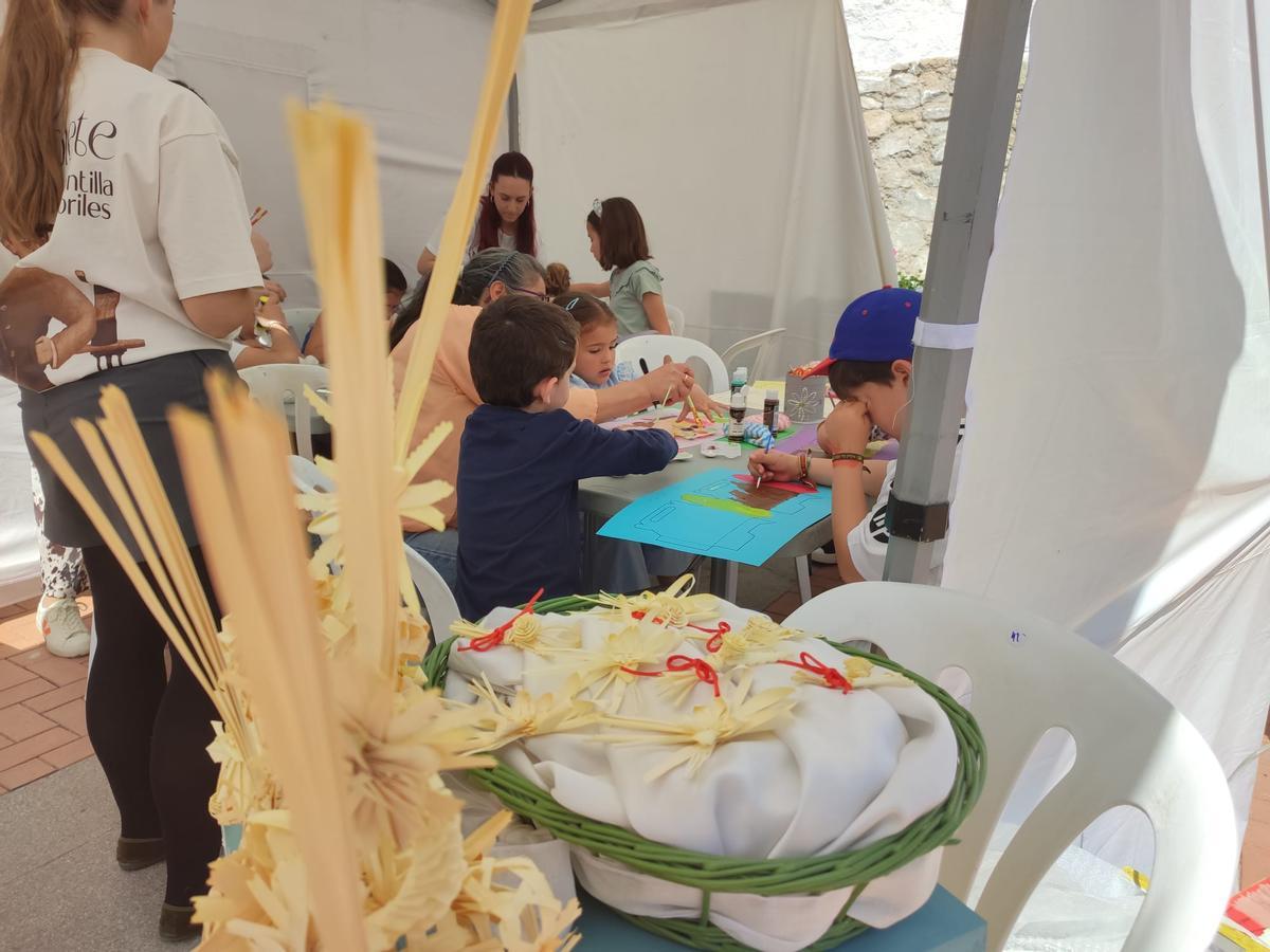 Niños participan en un taller en la semana del bacalao de Castro del Río.