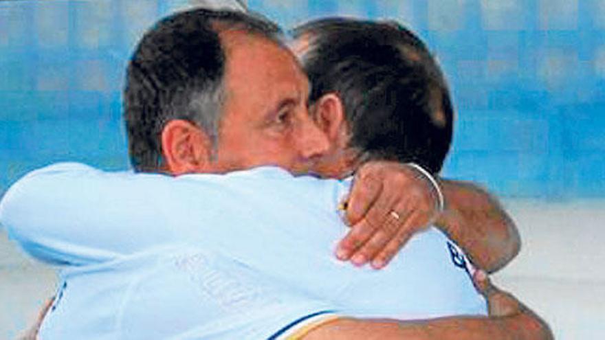 Nico López y Llaneras se abrazan al final del partido.