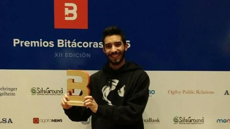 Álvaro Díaz sostiene el premio Bitácoras.